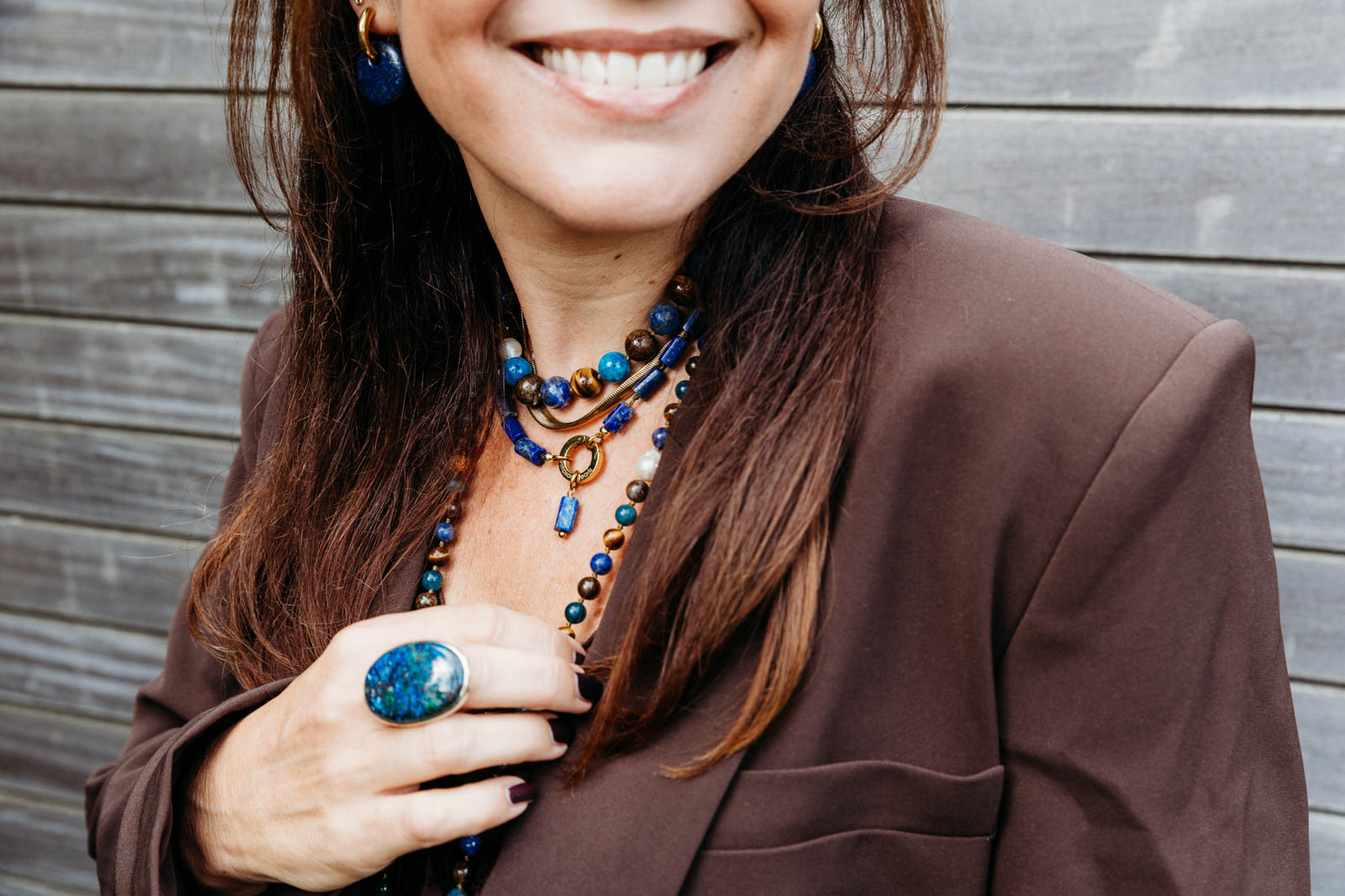 Handen met sieraden
